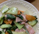 チンゲン菜と人参とハムの炒め物